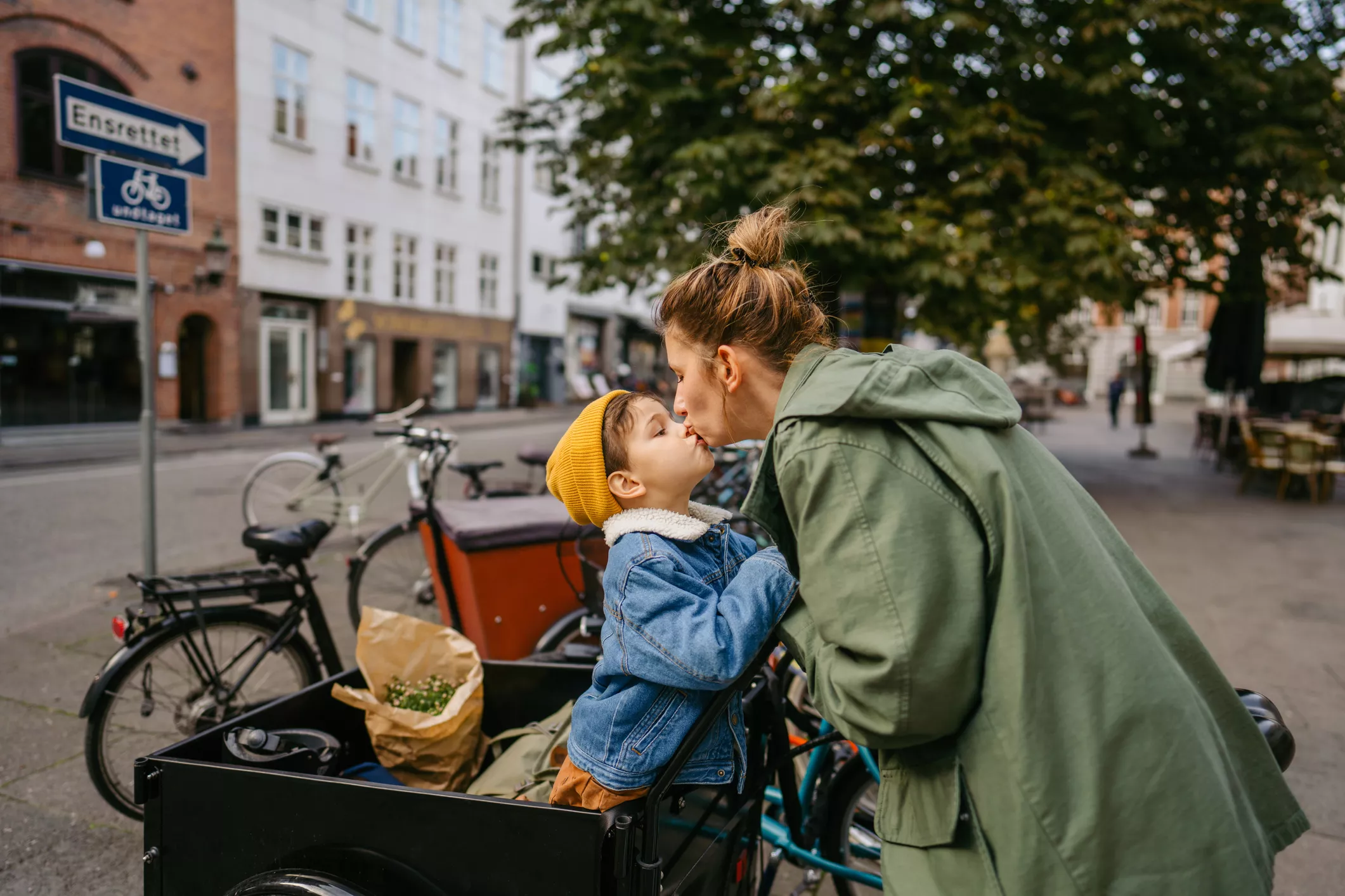 Une mère et son enfant dans un bakfiets